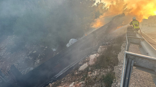 MERSİN’DE ŞARAMPOLE DEVRİLEN BALIK YEMİ YÜKLÜ TIRDA YANGIN ÇIKTI