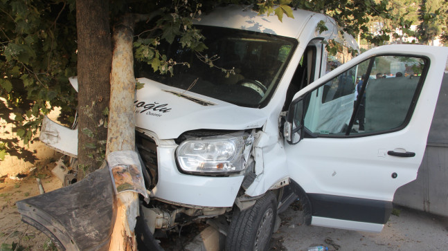 HATAY’DA FRENİ ARIZALANAN KAMYONUN ÇARPTIĞI MİNİBÜSTEKİ 3 ASKER YARALANDI