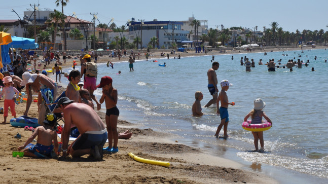MERSİN SAHİLLERİNDE BAYRAM TATİLİ YOĞUNLUĞU BAŞLADI