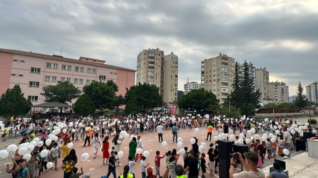 ADANA’DA 300 ÖĞRENCİYE BAYRAM HARÇLIĞI VE KIYAFET DAĞITILDI