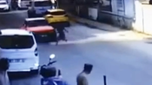 ADANA’DA YOLUN KARŞISINA GEÇMEYE ÇALIŞAN ÇOCUĞA OTOMOBİL ÇARPTI