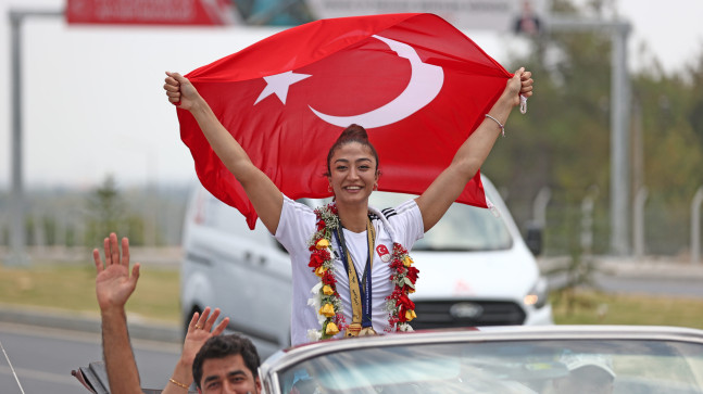 ŞAMPİYON MİLLİ TEKVANDOCU NAFİA KUŞ, ADANA’DA KLASİK ARABAYLA TUR ATTI