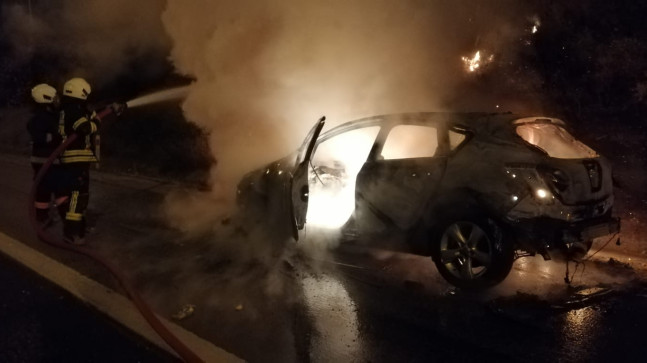MERSİN’DE OTOYOLDA SEYİR HALİNDEYKEN YANGIN ÇIKAN OTOMOBİL KULLANILAMAZ HALE GELDİ