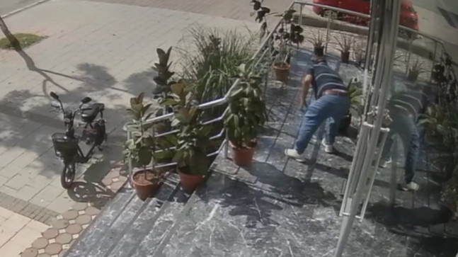 ADANA’DA MOTOSİKLETLİ BİR KİŞİ BİR İŞ YERİNİN ÖNÜNDEKİ SAKSIDA BULUNAN ÇİÇEĞİ ÇALARAK KAÇTI