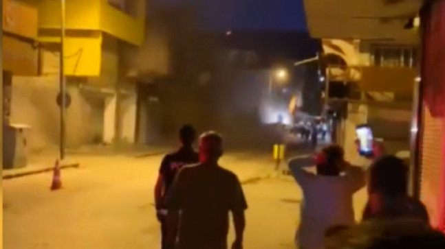 GAZİANTEP’TE AĞIR HASARLI BİNANIN BİR KISMI ÇÖKTÜ