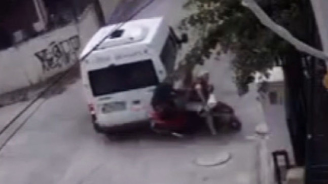 ADANA’DA GERİ GİDEN MİNİBÜSÜN ÇARPTIĞI MOTOSİKLETLİ 2 KİŞİ HASTANEYE KALDIRILDI