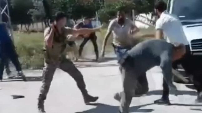 ADANA’DA KOMŞULAR ARASINDA ÇIKAN KAVGAYI ÖZEL HAREKAT POLİSLERİ HAVAYA ATEŞ EDEREK AYIRDI