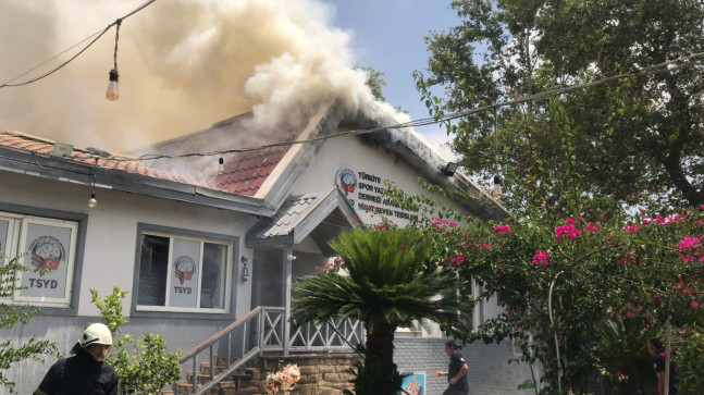 ADANA MERKEZ PARK’TA BULUNAN TSYD TESİSLERİNDE YANGIN ÇIKTI. ÇIKAN YANGIN EKİPLERİN MÜDAHALESİYLE KONTROL ALTINA ALINDI