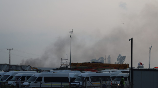 ADANA’DA SASA FABRİKASININ ŞANTİYESİNDE ÇIKAN YANGINDA 2 KİŞİ YARALANDI