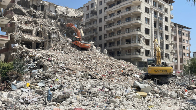 HATAY’DA AĞIR HASARLI BİNALARIN YIKIMI SÜRÜYOR