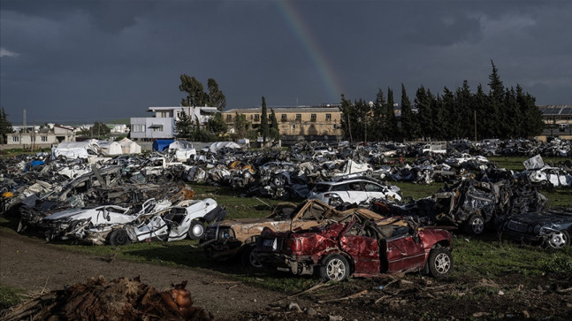 HATAY VALİLİĞİNDEN ENKAZ ALTINDAN ÇIKARILAN ARAÇLARA İLİŞKİN AÇIKLAMA YAPILDI