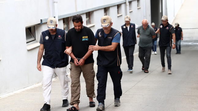 ADANA’DA DÜZENLENEN TERÖR ÖRGÜTÜ DEAŞ’A YÖNELİK OPERASYONDA YAKALANAN SURİYE UYRUKLU 3 ŞÜPHELİ SINIR DIŞI EDİLDİ