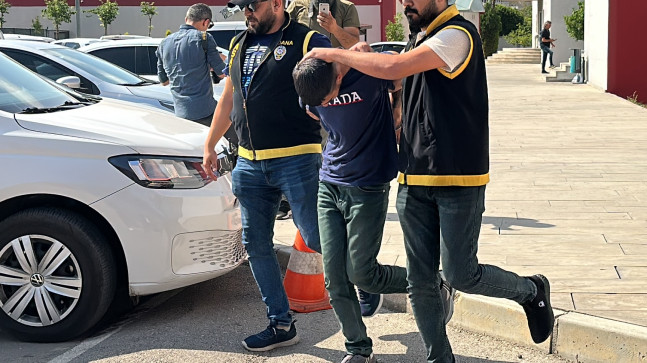 ADANA’DA BİR KİŞİYİ TABANCAYLA ÖLDÜRDÜĞÜ GEREKÇESİYLE SAKLANDIĞI EVDE GÖZALTINA ALINAN ZANLI TUTUKLANDI