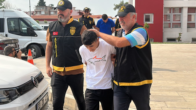 ADANA’DA UZUN NAMLULU SİLAHLARLA EV VE İŞ YERİ KURŞUNLANDI! OLAYLA İLGİLİ 4 ŞÜPHELİ YAKALANDI…