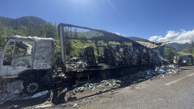 MERSİN’İN TARSUS İLÇESİNDE OTOYOLDA KAZAYA KARIŞAN ALKOL VE KÜSPE YÜKLÜ 2 TIR YANDI