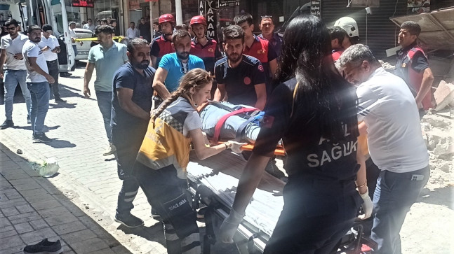 OSMANİYE’DE DEPREMLERDE HASAR GÖREN BİNANIN ÜST KATININ ÇÖKMESİ SONUCU YOLDAN GEÇEN 3 KİŞİ YARALANDI