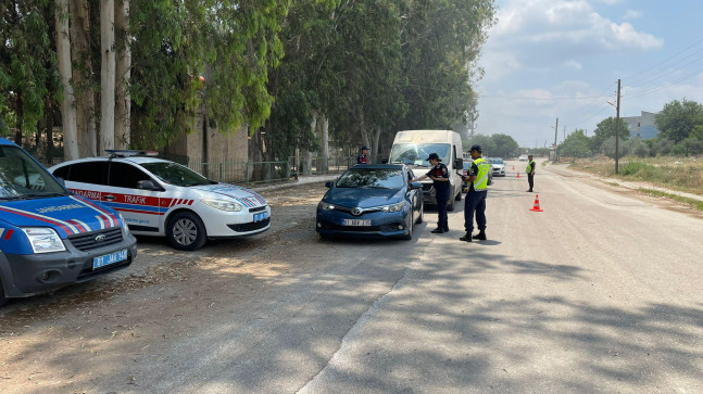 ADANA’DA JANDARMA DENETİMLERİNDE ARANAN 2 BİN 401 ZANLI YAKALANDI