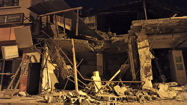 OSMANİYE’DE AĞIR HASARLI İKİ KATLI BİNA ÇÖKTÜ