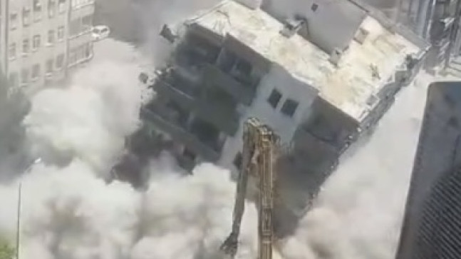 ADANA’DA DEPREMLERDE AĞIR HASAR ALAN  ÖVGÜ APARTMANININ KONTROLLÜ YIKIM SIRASINDA SOKAĞA DEVRİLMESİ SONUCU BİR KAFEDE HASAR OLUŞTU…