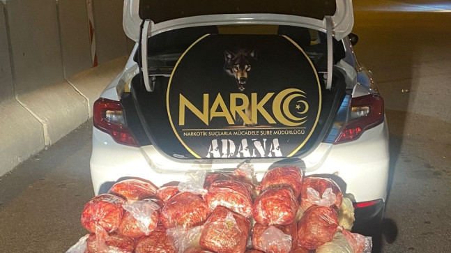 ADANA’DA NARKOTİK KÖPEĞİ “BARBARA”NIN TEPKİ VERDİĞİ SALÇA VE YAĞLA KAPLI 38 PAKETTE 27 KİLO ESRAR BULUNDU