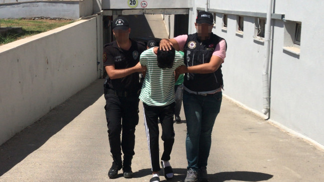 ADANA’DA UYUŞTURUCU OPERASYONUNDA YAKALANAN 3 ŞÜPHELİDEN 1’İ TUTUKLANDI