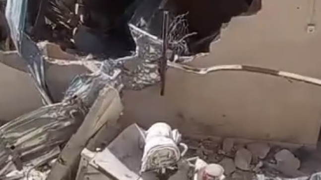 ADANA KOZAN’DA 5,5 BÜYÜKLÜĞÜNDEKİ DEPREMDE YAMAÇTAN KOPAN KAYA BİR EVE ZARAR VERDİ