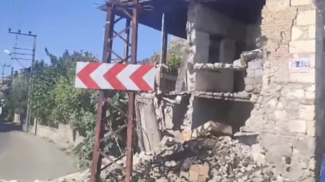 ADANA’NIN KOZAN İLÇESİNDE 5,5 BÜYÜKLÜĞÜNDE MEYDANA GELEN DEPREMDE METRUK BİR BİNADA HASAR MEYDANA GELDİ