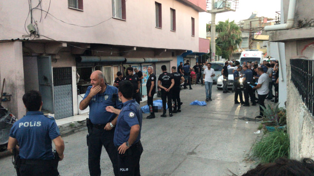 ADANA’DA TARTIŞTIĞI İKİ ARKADAŞINI POMPALI TÜFEKLE ÖLDÜREN GENÇ, OLAY YERİNDE HAYATINA SON VERDİ…