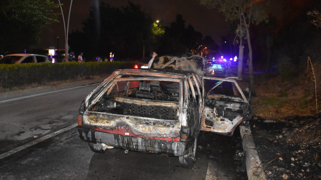 ADANA’DA ALEV ALAN OTOMOBİL KULLANILAMAZ HALE GELDİ