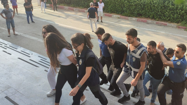 ADANA’DA BİR İŞ YERİNE SİLAHLI SALDIRI DÜZENLEDİKLERİ İDDİASIYLA GÖZALTINA ALINAN 4 ŞÜPHELİDEN 1’İ TUTUKLANDI