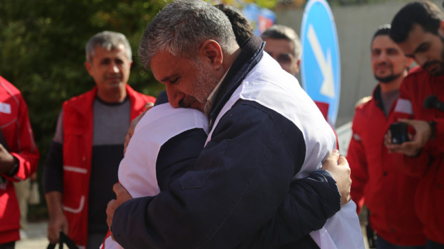 DEPREMDE ANNESİ, ABLASI VE 2 AĞABEYİNİ KAYBEDEN 12 YAŞINDAKİ SURİYELİ ÇOCUK, ÜLKESİNDEKİ BABASINA SINIR KAPISINDA KAVUŞTU