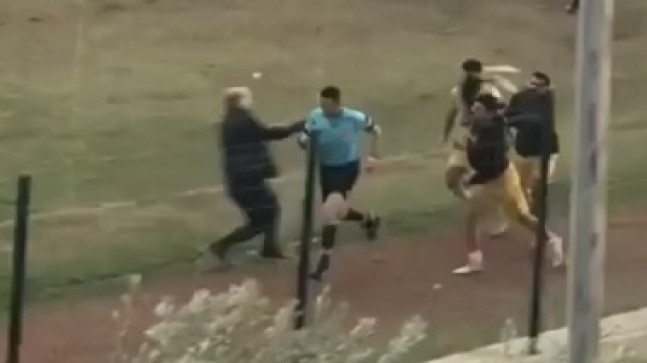 MERSİN’DE AMATÖR LİG MAÇINDA KIRMIZI KART GÖREN FUTBOLCU HAKEME KRAMPONLA SALDIRDI…