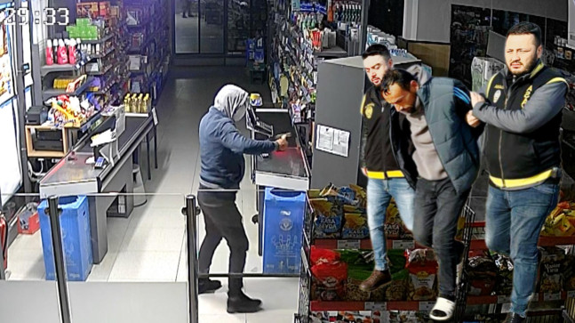 ADANA’DA İKİ MARKETTEN HIRSIZLIK YAPAN ZANLI KAMERADAN TESPİT EDİLEREK YAKALANDI
