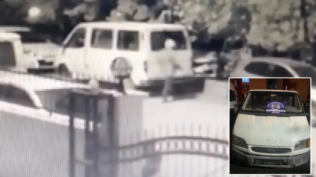 ADANA’DA SOKAKTA PARK HALİNDEKİ MİNİBÜSÜ ÇALDIĞI İDDİASIYLA 3 ŞÜPHELİDEN 2’Sİ TUTUKLANDI