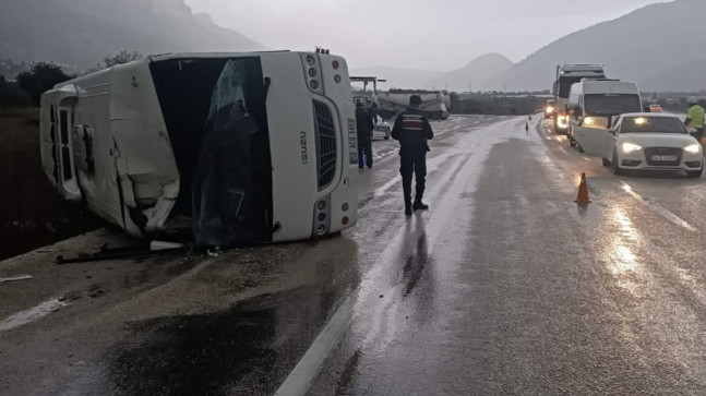 MERSİN’DE YARALI TAŞIYAN AMBULANSA ARKADAN ÇARPAN İŞÇİ SERVİSİ MİDİBÜSÜ DEVRİLDİ, 2 KİŞİ YARALANDI