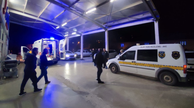 ADANA’DA İKİ GRUP ARASINDA ÇIKAN BIÇAKLI KAVGADA YARALANAN GENÇ, HASTANEDE HAYATINI KAYBETTİ