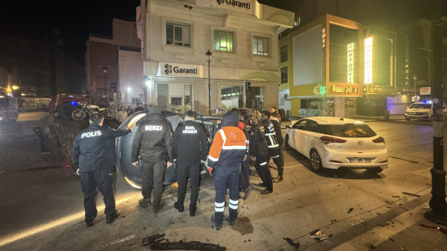 ADANA’DA ABİDİN PAŞA CADDESİNDE ÇARPPIŞAN İKİ OTOMOBİLİN SÜRÜCÜLERİ YARALANDI