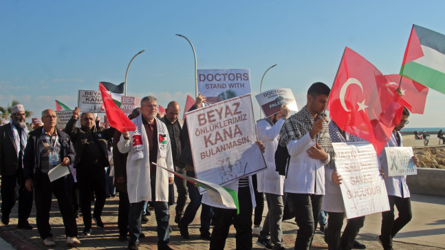 ADANA VE MERSİN’DE SAĞLIK ÇALIŞANLARI, İSRAİL’İN GAZZE’DEKİ SALDIRILARINI PRETESTO ETTİ