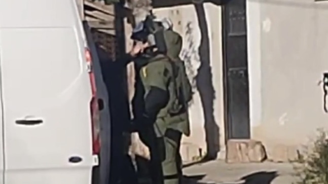 ADANA’DA ÜZERİNDE PATLAYICI OLDUĞUNU İDDİA EDEREK SOYGUN GİRİŞİMİNDE BULUNAN KİŞİ, KUYUMCUNUN PANİK BUTONUNA BASMASIYLA KAÇTI