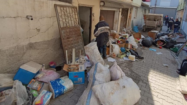 ADANA’DA 3 KATLI BİR EVDEN 10 Kamyon ÇÖP ÇIKTI!