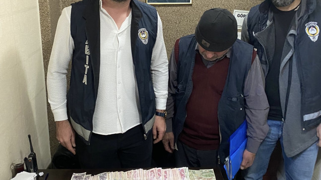 ADANA’DA ZABITANIN YAKALADIĞI DİLENCİNİN ÜZERİNDEN 9 BİN 62 LİRA ÇIKTI…!