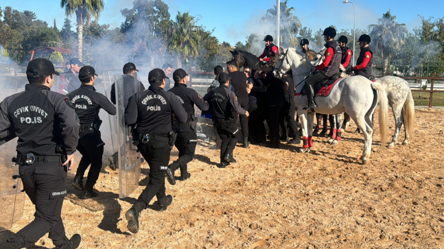 ADANA’DA ATLI POLİSLER TOPLUMSAL OLAYLARA KARŞI TATBİKAT YAPTI