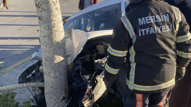 MERSİN’DE AĞACA ÇARPAN OTOMOBİLDE SIKIŞAN SÜRÜCÜYÜ İTFAİYE KURTARDI