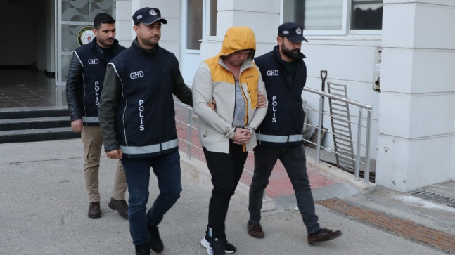 İNTERPOL’ÜN “DOLANDIRICILIK” SUÇUNDAN DİFÜZYON  MESAJI İLE ARANAN RUSYA UYRUKLU D.B MERSİN’DE YAKALANDI