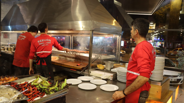 ADANA’DA ESNAF DA TÜKETİCİ DE RESTORANLARIN GİRİŞLERİNE FİYAT LİSTESİ KONULMASINDAN MEMNUN