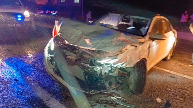 MERSİN’DE İKİ OTOMOBİLİN ÇARPIŞTIĞI KAZADA 2 KİŞİ AĞIR YARALANDI