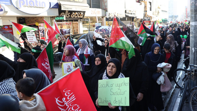 İSRAİL’İN GAZZE’YE YÖNELİK SALDIRISI ADANA’DA PROTESTO EDİLDİ