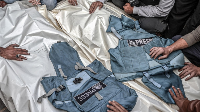 İSRAİL’İN GAZZE’DEKİ SALDIRILARINDA ÖLDÜRÜLEN GAZETECİLERİN SAYISI 100’E ÇIKTI!