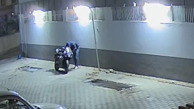 ADANA’DA 2 MOTOSİKLET İLE 2 ELEKTRİKLİ BİSİKLET ÇALAN VE GÜVENLİK KAMERASI GÖRÜNTÜLERİNDEN TEŞHİS EDİLEREK YAKALANAN ZANLI TUTUKLANDI