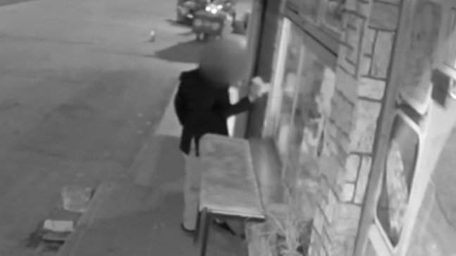 ADANA’DA EKMEK FIRININDAN SADAKA KUTUSUNUN ÇALINMASI GÜVENLİK KAMERASINDA